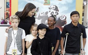 Angelina Jolie khoe chồng và đàn con trên thảm đỏ
